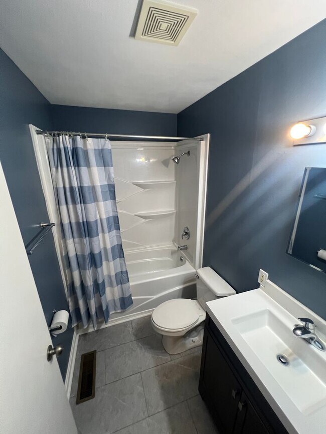 Building Photo - Beautiful 3 Bedroom 1 Bathroom Home