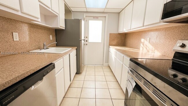 Building Photo - 7847 Miller Dr