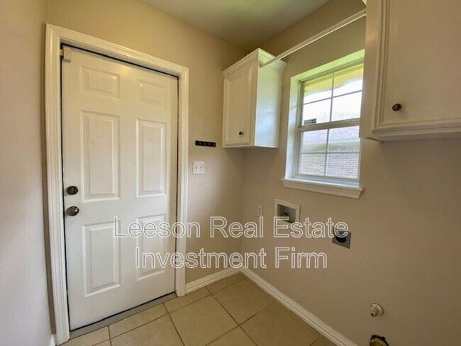 Building Photo - 5842 Bayou Dr