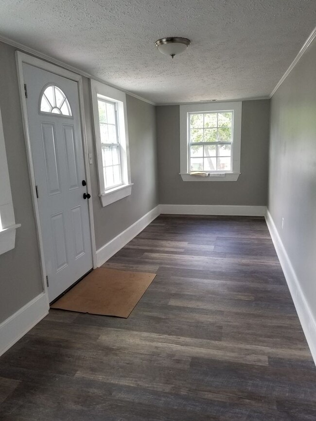 Building Photo - Cozy Home