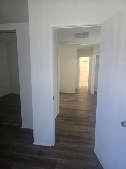 Building Photo - 371 N Oak St