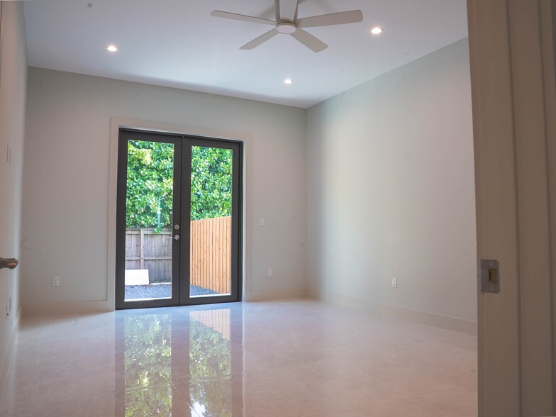 Building Photo - 8410 SW 65th Ave