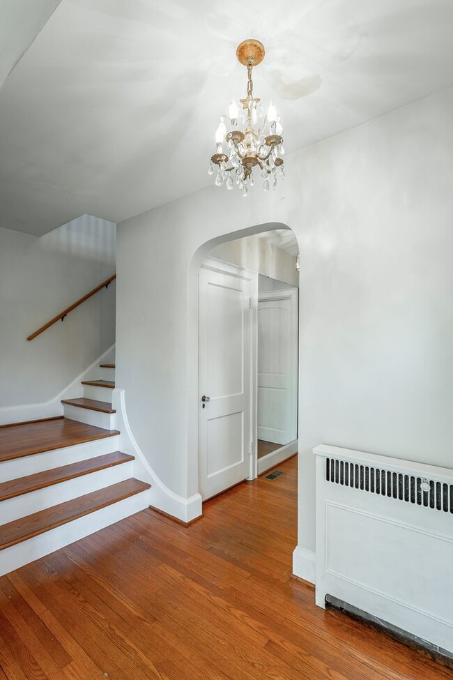 Building Photo - 3 Bedroom 2 Bath Classic