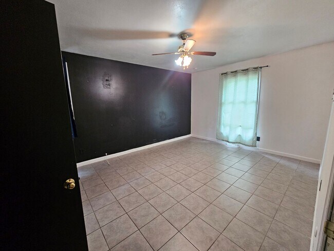 Building Photo - 4 Bedroom