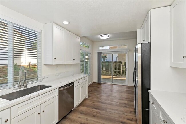 Building Photo - A move-in-ready family home in Riverside’s sought-after Orangecrest neighborhood