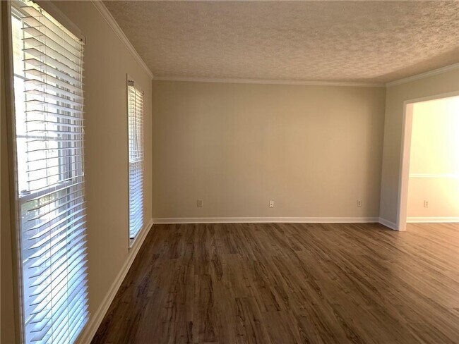 Building Photo - 4536 Woodlawn Lake Dr