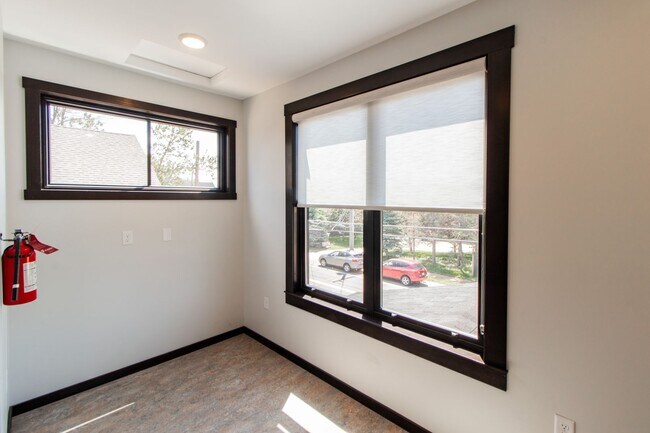 Building Photo - AVAILABLE JULY - Renovated Luxury 1 bed/1 ...