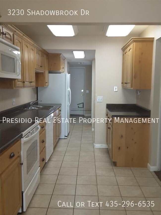 Building Photo - 3230 N Shadowbrook Dr