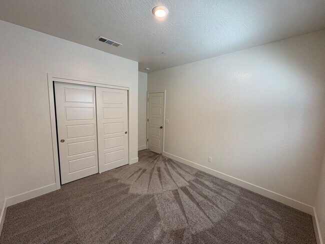 Building Photo - 113 E Tyler Ave