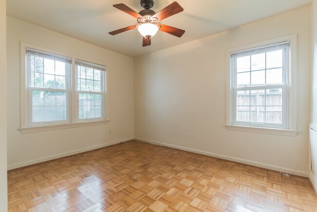 Building Photo - 9702 Bellevue Dr