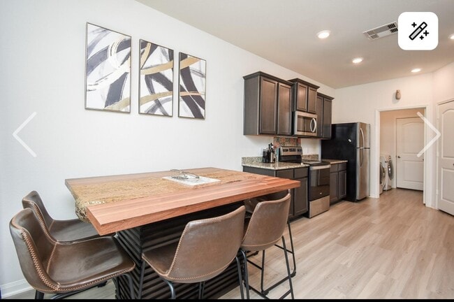 Building Photo - 305 Elm Patch Dr