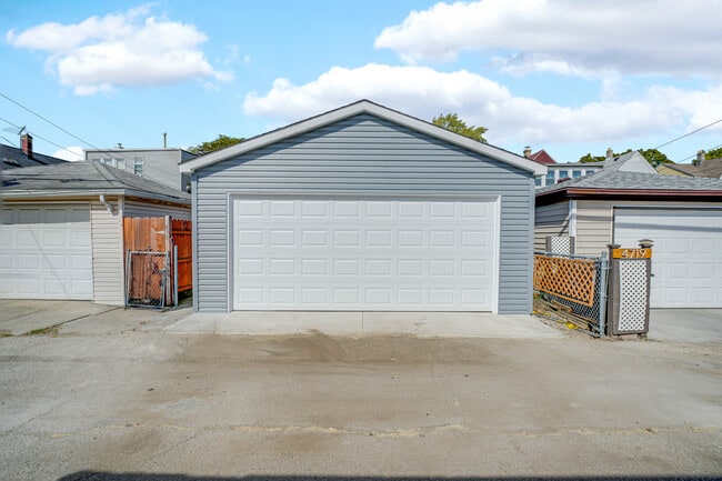 Building Photo - 4721 W Warwick Ave