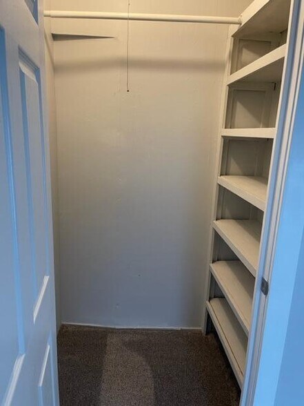 Building Photo - 2040 Roos Ave SW