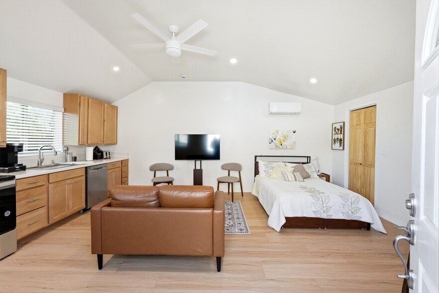 Building Photo - 7321 Kelvin Ave