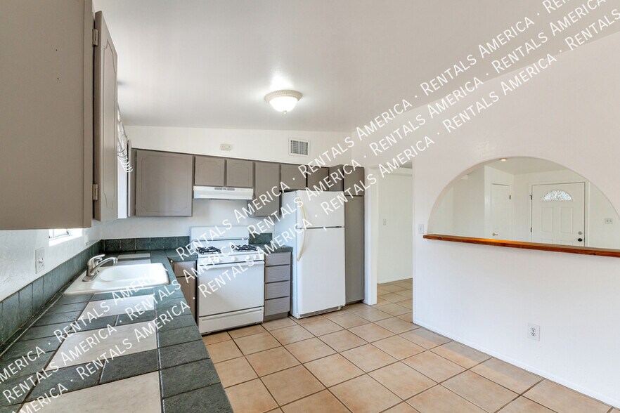 Building Photo - 801 E Holaway Dr