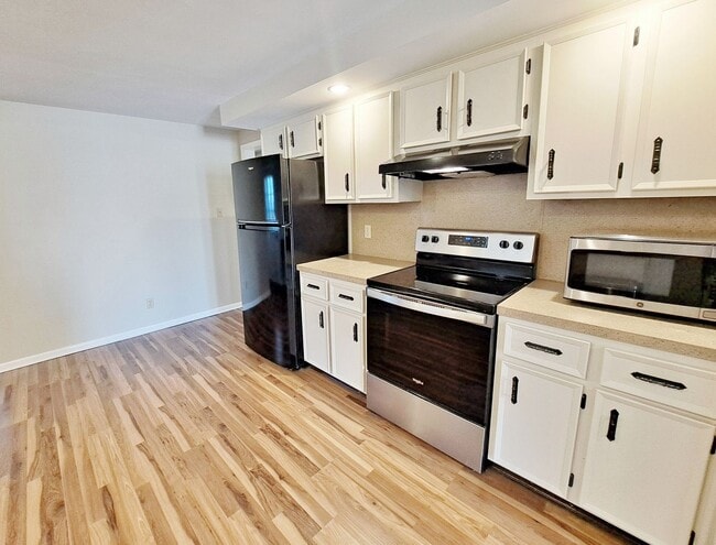 Building Photo - 3 Bed / 1-1/5 Bath Single Family Home w/Attached 2-Car Garage