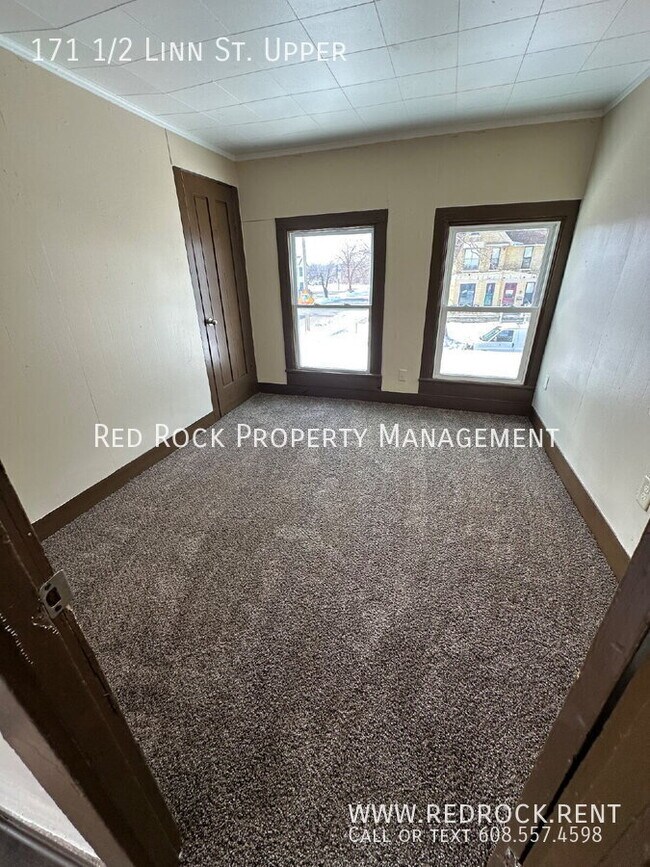 Building Photo - 171 1/2 Linn St. Upper-