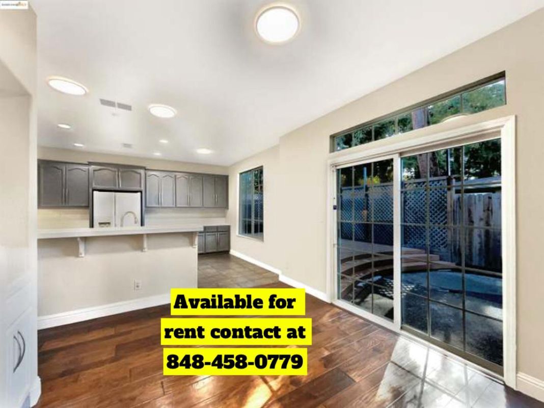 Building Photo - 51 Village Square Pl