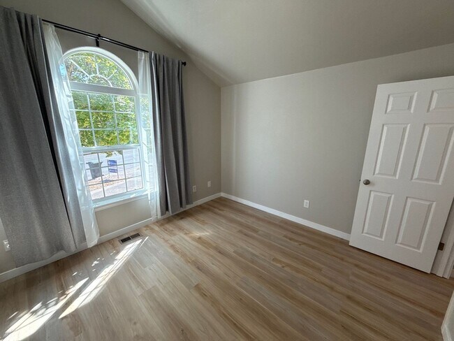 Building Photo - 5647 SW Windflower Dr