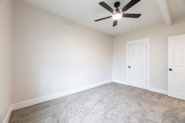 Building Photo - 1287 E Harper Ave