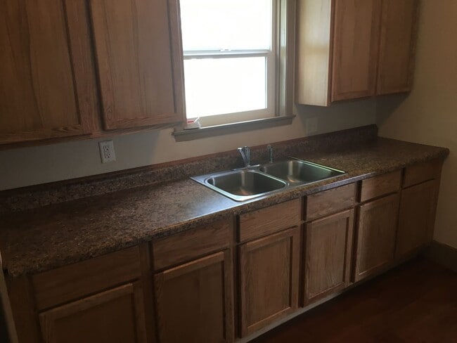 Building Photo - 3 Bed 1 Bath + Bonus Room and Yard