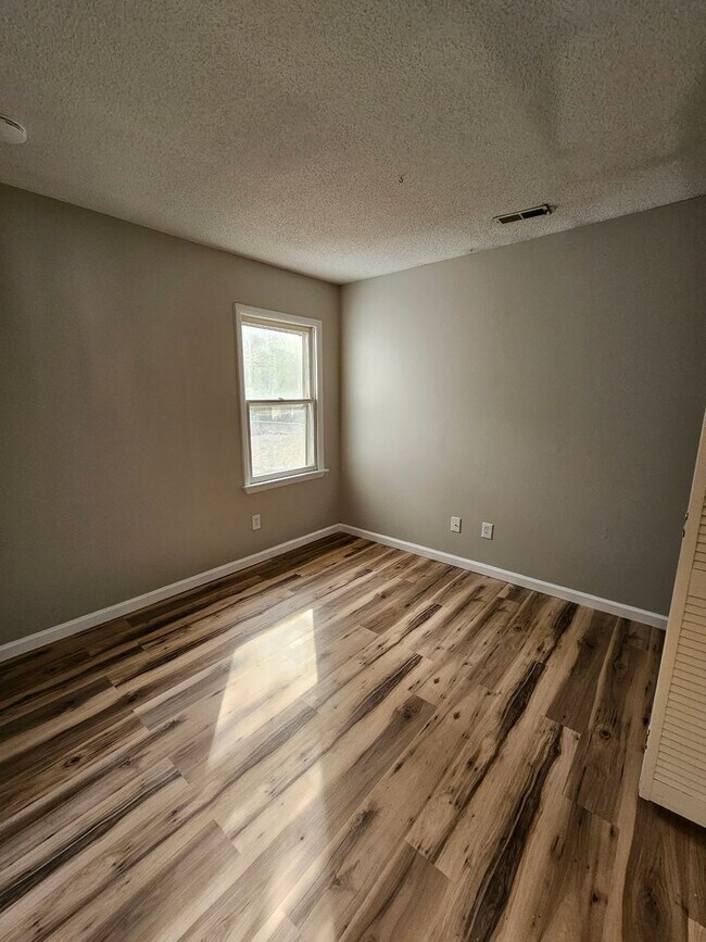 Building Photo - 112 Basswood Ct