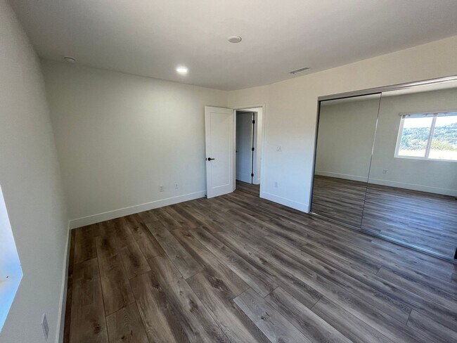 Building Photo - Remodeled in 2025!! Modern Big 7 Bedroom H...