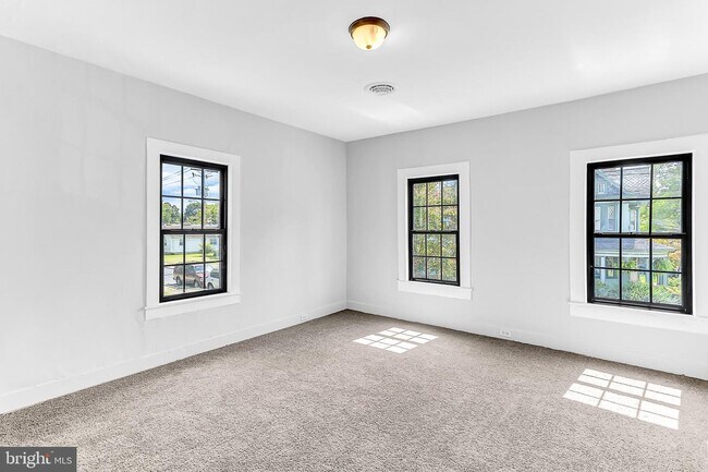 Building Photo - 211 Walnut St