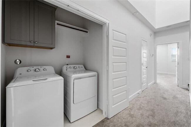 Building Photo - 2737 Clinton Dr