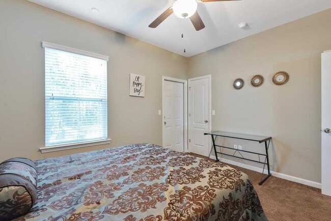 Building Photo - Modern 3-Bed, 3-Bath Townhome with Stylish Upgrades in Condo Community