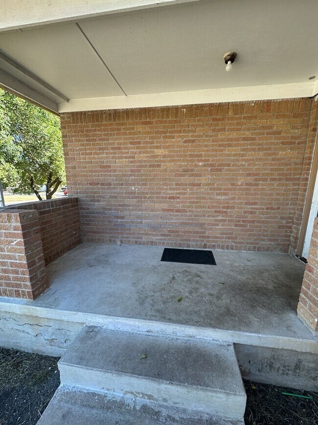 Building Photo - AVAILABLE NOW!