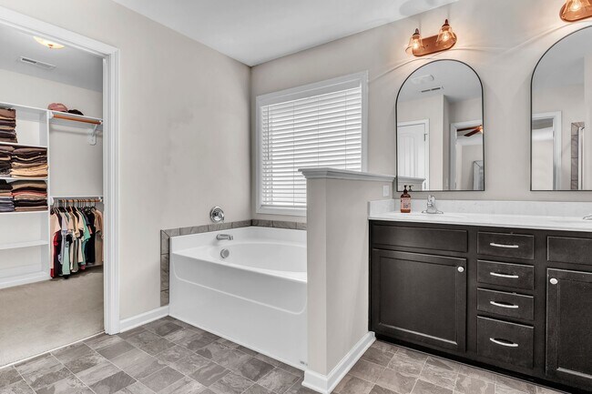 Building Photo - 4 bedroom 2.5 bathroom home close to beaches, shopping, and Marine Corps Bases.