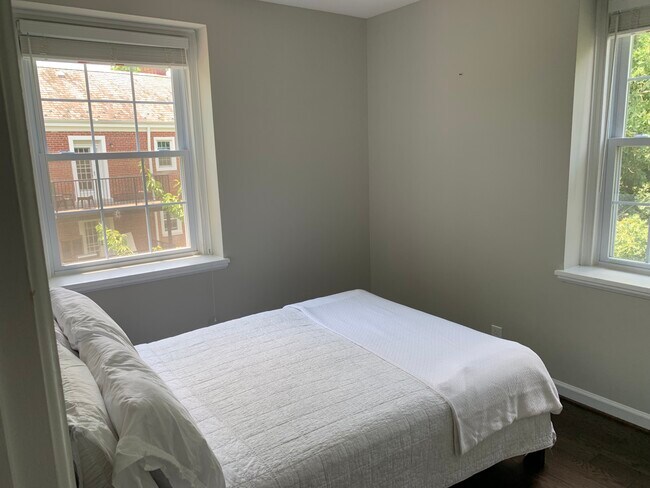 Building Photo - 2 Bed, 1 Bath Condo