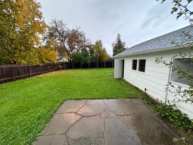 Building Photo - West Roseburg 2 Bedroom house