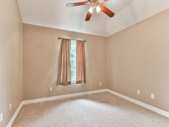 Building Photo - FORE Bedrooms in Del Lago!