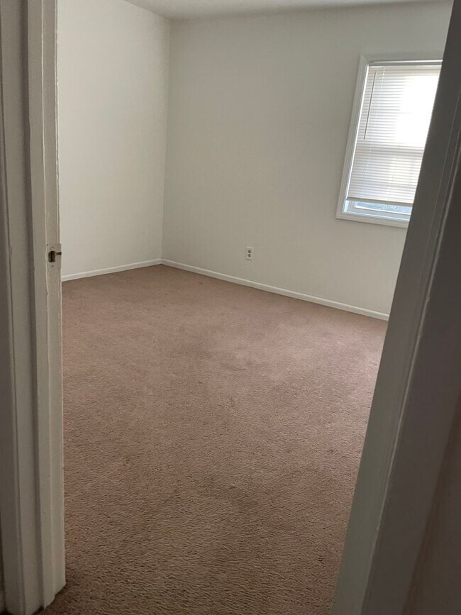 Building Photo - Modern 2-Bed, 1-Bath Oasis with Central Air and Gourmet Kitchen