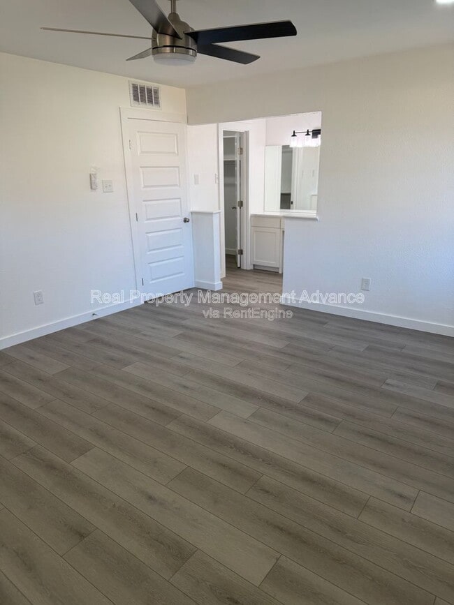 Building Photo - 905 Bromwich St