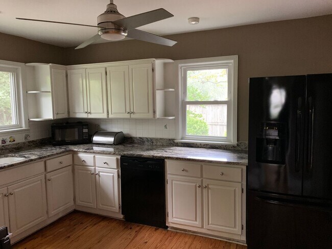 Building Photo - Lovely home in the Haymount Area - Available 4/15/2026