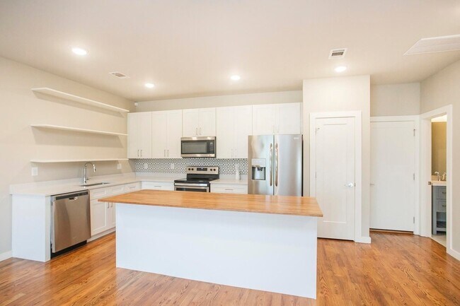 Building Photo - 3637 Hydes Ferry Rd