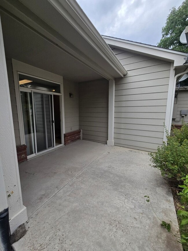 Building Photo - Bright and open Condo, walking distance to...
