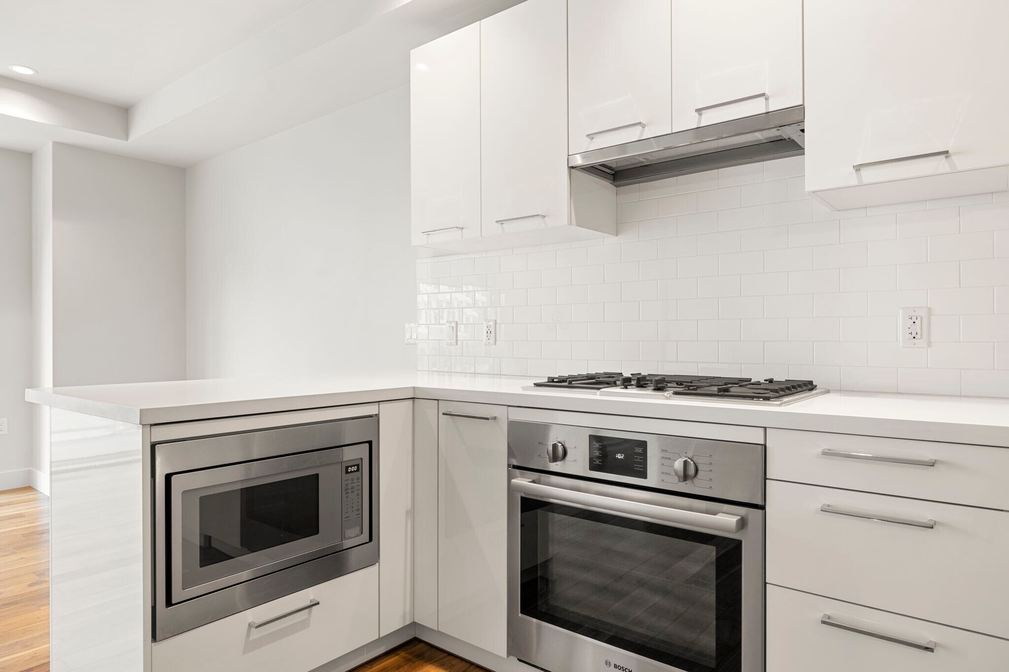 Bosch stainless steel appliances, including a gas cooktop - 4422 N 75th St