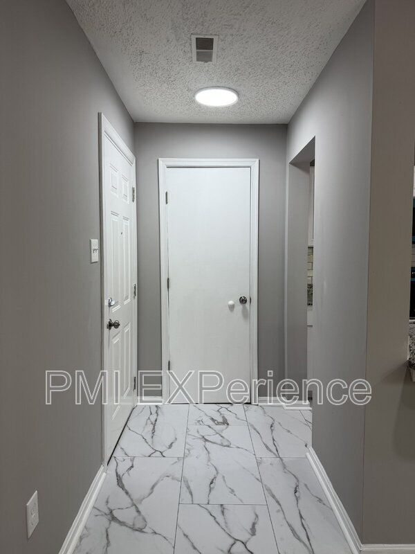 Building Photo - 2607 Camelback Ln