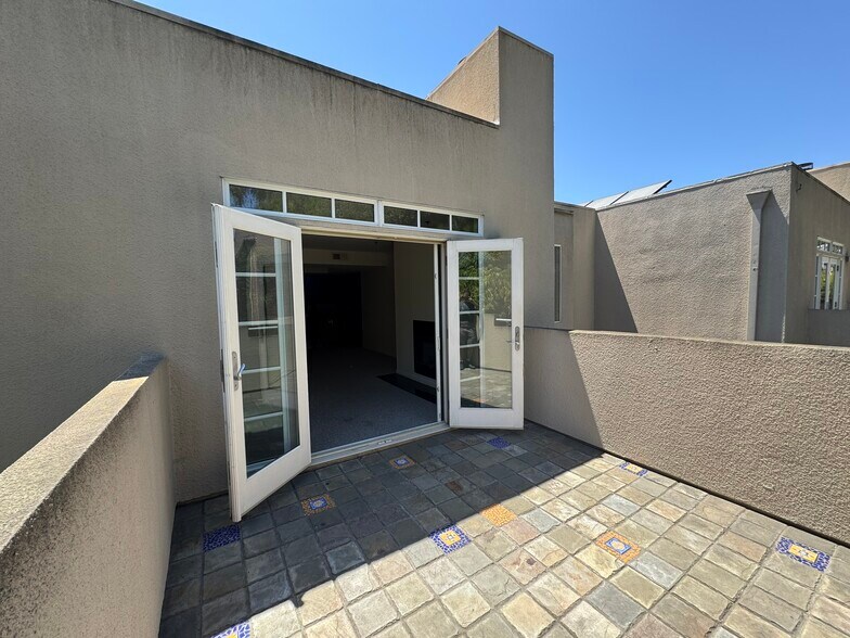 Building Photo - 2222 N Beachwood Dr