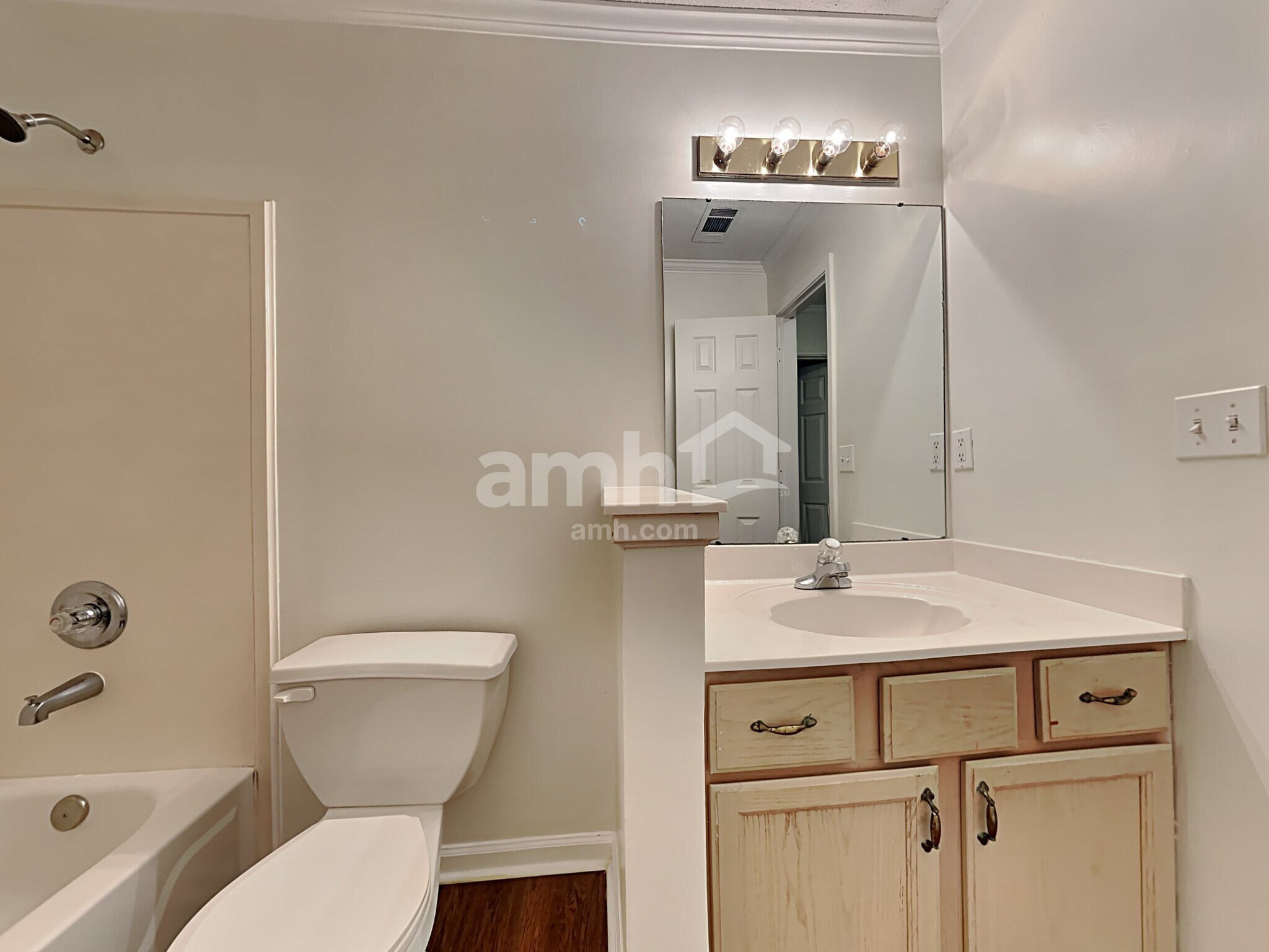 Building Photo - 10085 Woodland Grove Dr