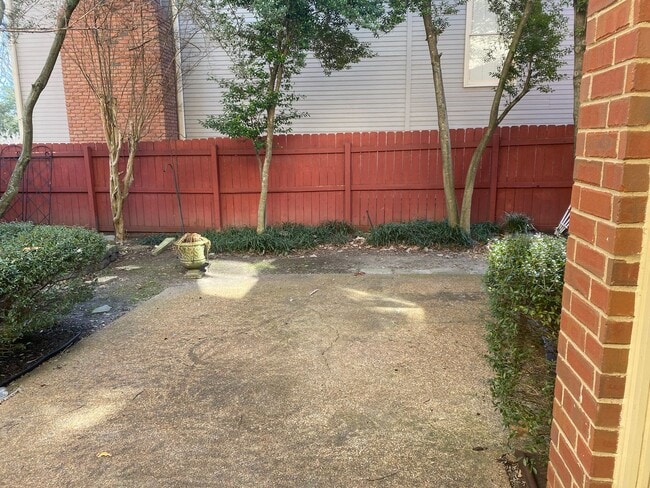 Building Photo - Great Location, close to Everything Harbor Town. Overlooks pond Beautiful view!  Pets allowed wit...