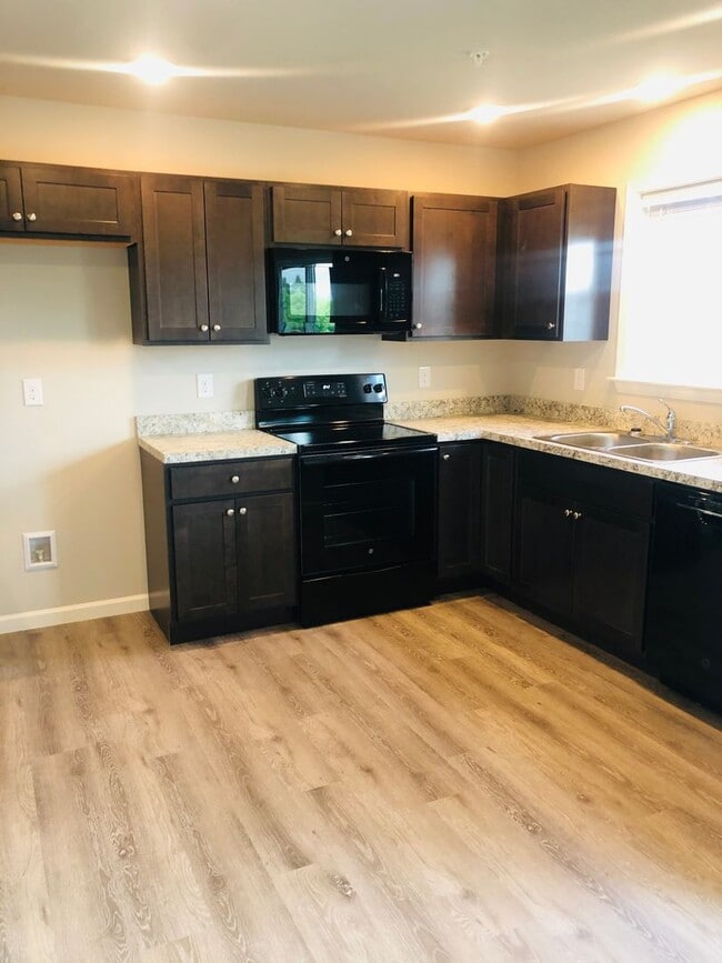 Building Photo - Coming Soon- Beautiful 3 Bedroom, 2.5 Bath...