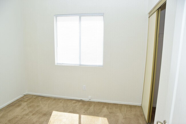 Building Photo - BEAUTIFUL NORTHWEST PROPERTY NEAR DINING A...