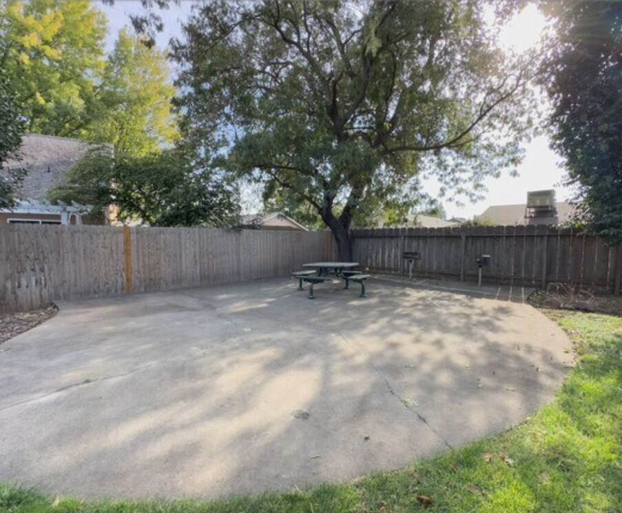 Building Photo - 139 W Lassen Ave