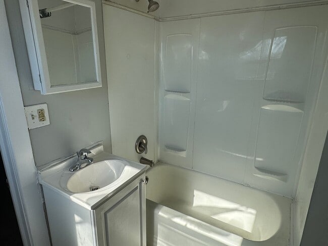 Building Photo - 2 Bedroom, 1 Bathroom House in Lancaster