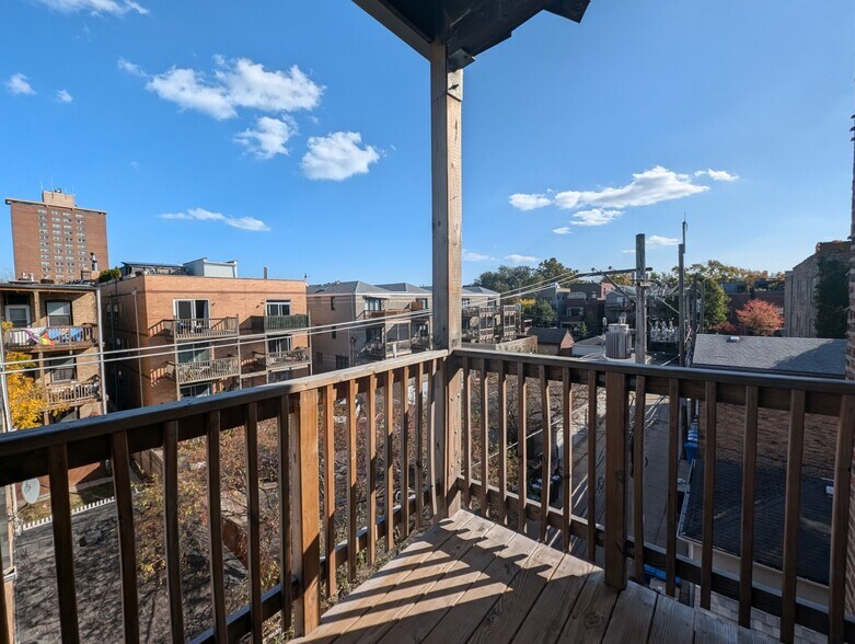 Building Photo - 3943 N Janssen Ave